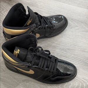 Nike Men's Black and Gold Sneakers